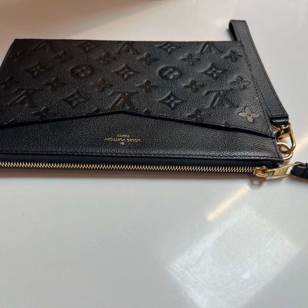 🩷🩷🩷 Louis Vuitton Black Monogram Wristlet-Melanie Pochette MM - Picture 10 of 16